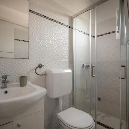 2 Bedroom In * רוביני